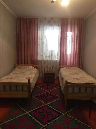 Гостевой дом Guest House Baktygul Naryn Двухместный номер с 2 отдельными кроватями и собственной ванной комнатой-1